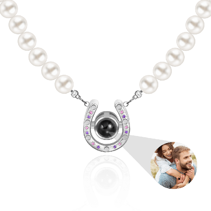Horseshoe Projection Pearl Necklace